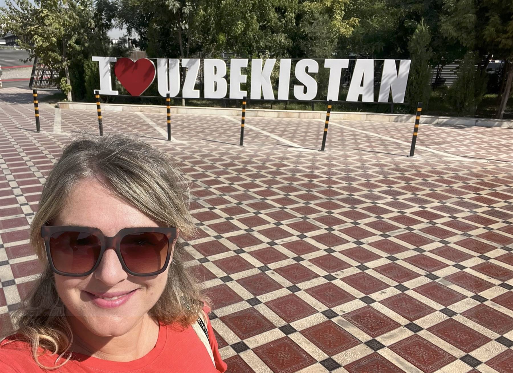 Selfie davanti alla scritta I love Uzbekistan a Tashkent