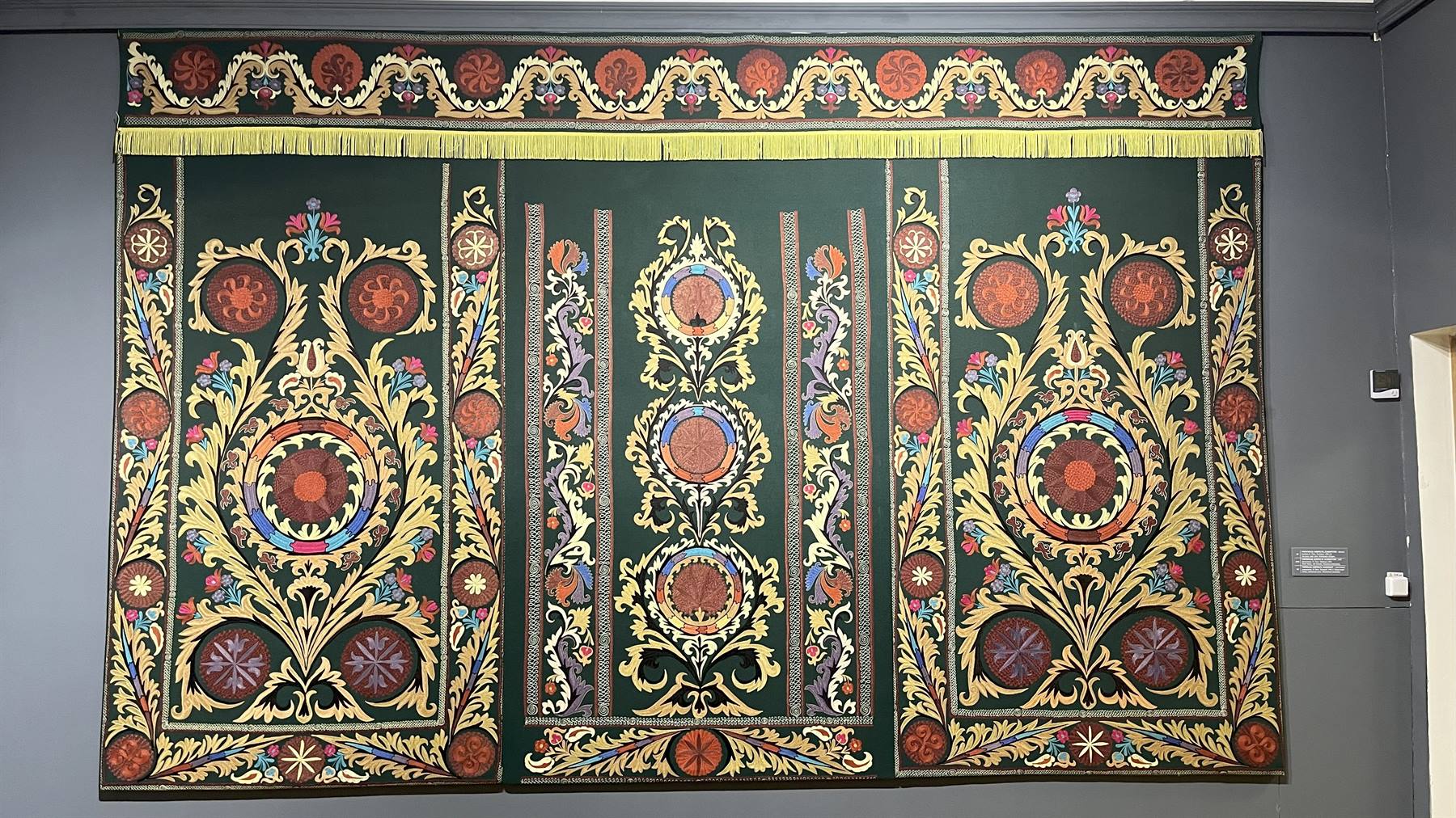 Ricamo su verde: tenda suzani esposta in un museo di Tashkent