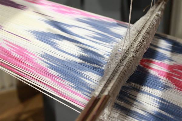 Telaio artigianale con seta ikat rosa, blu e bianca, Samarcanda