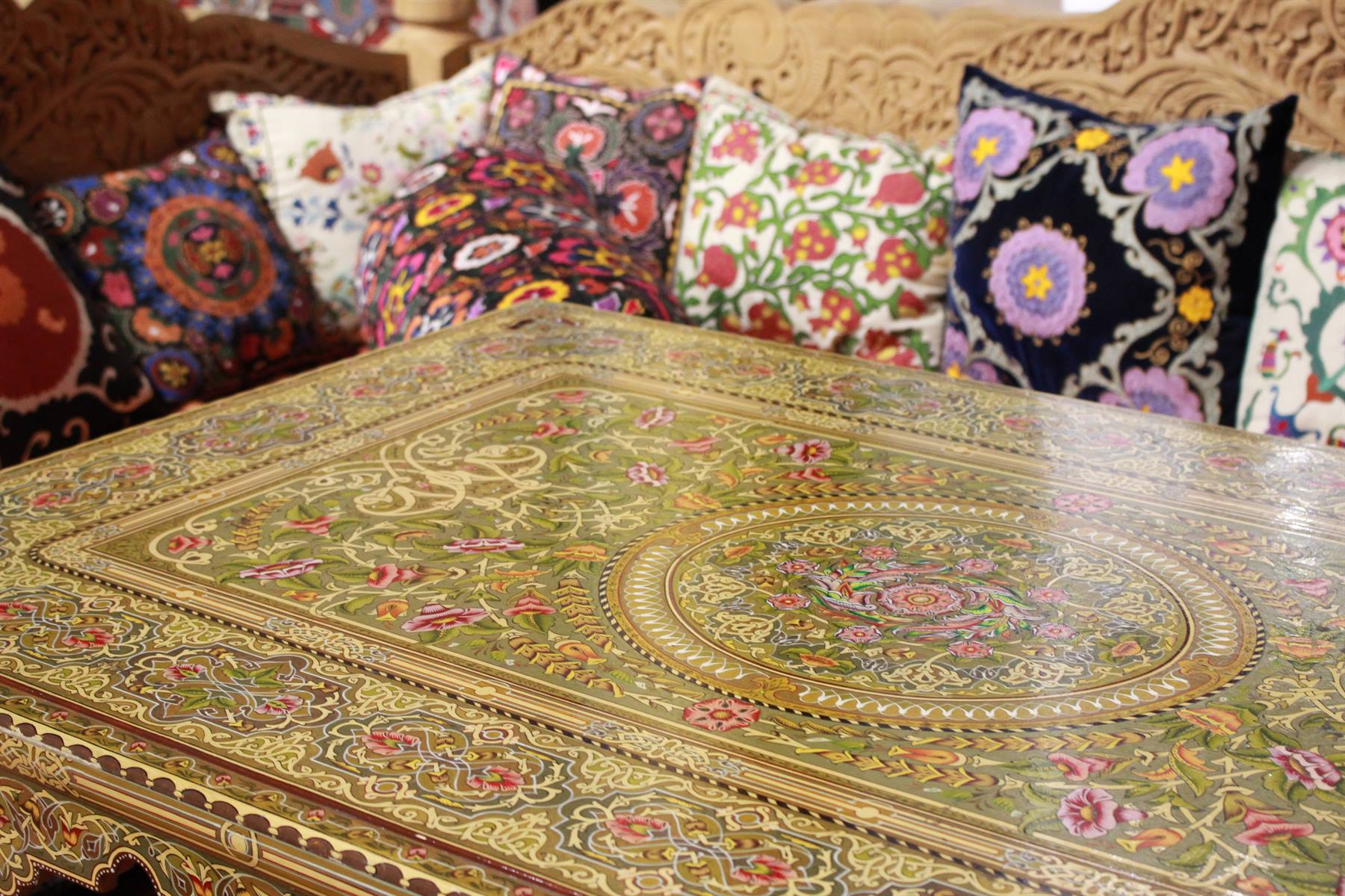 Tavolo intarsiato con motivi floreali e cuscini suzani colorati, Bukhara