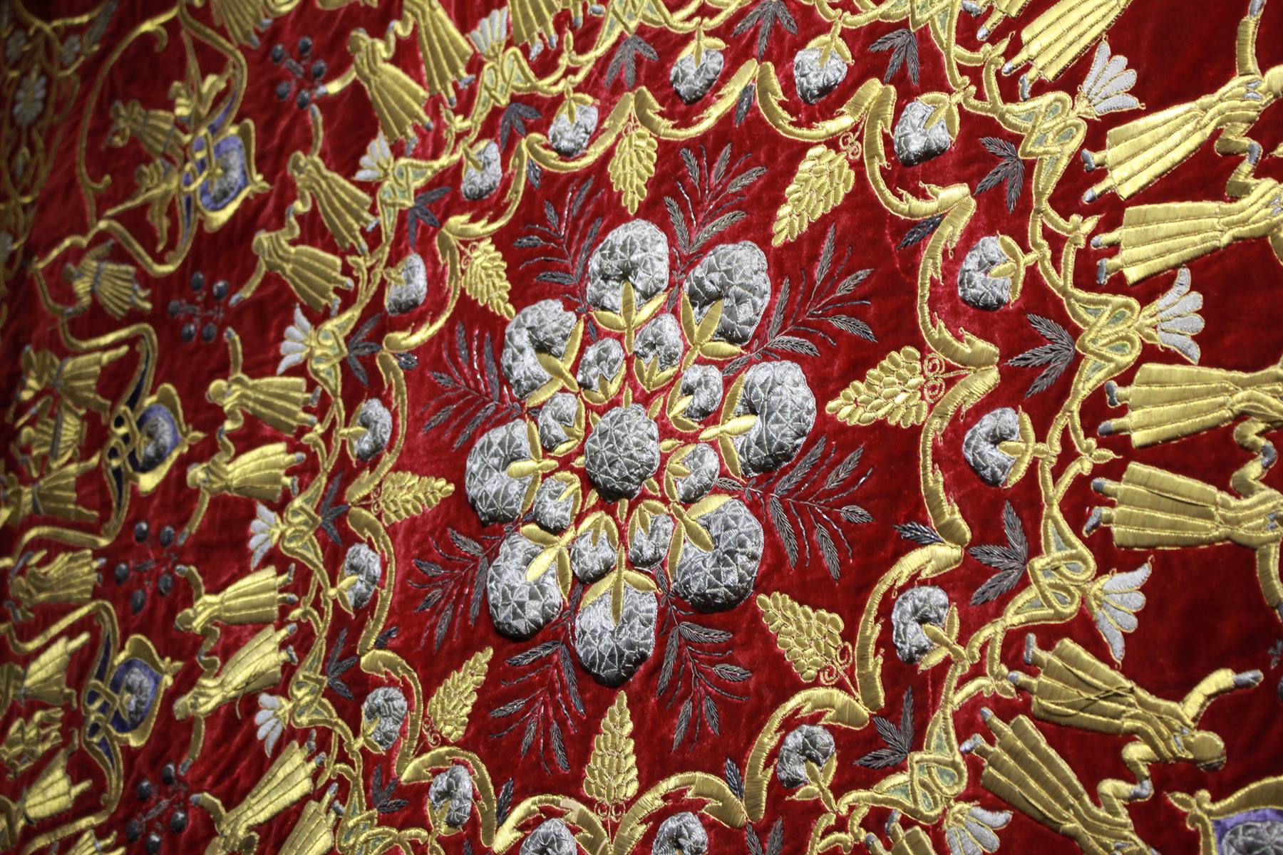 Ricamo dorato e argentato su velluto rosso, tradizione uzbeka
