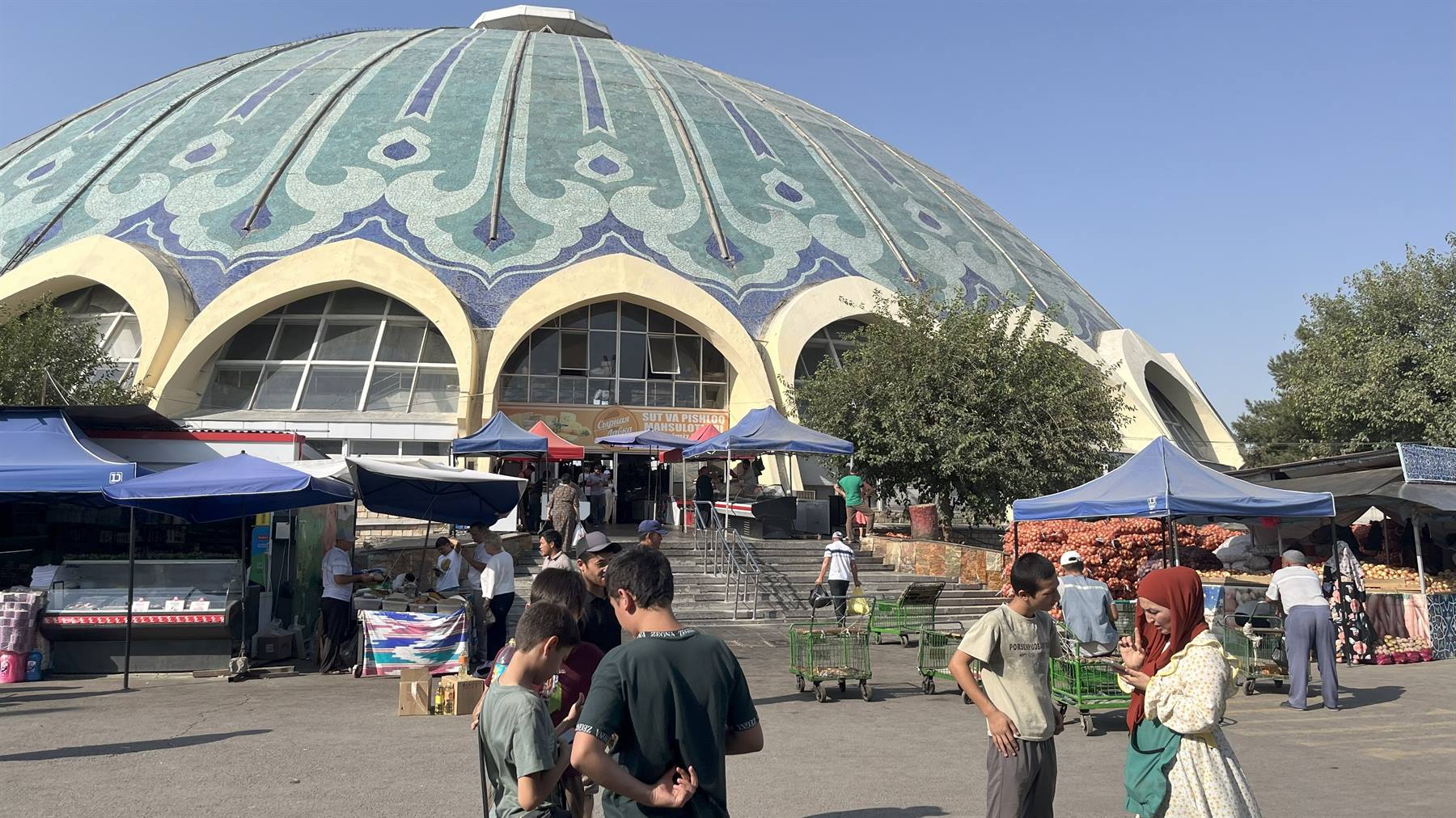 Mercato Chorsu a Tashkent, cupola azzurra sopra le bancarelle piena di visitatori