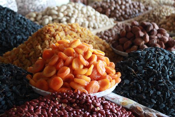 Mucchi di albicocche secche, uvetta e fagioli al bazar di Samarcanda
