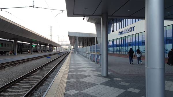 Binari e marciapiede alla stazione ferroviaria di Tashkent