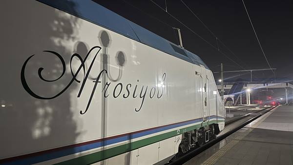 Il treno Afrosiyob al binario nella notte di Tashkent