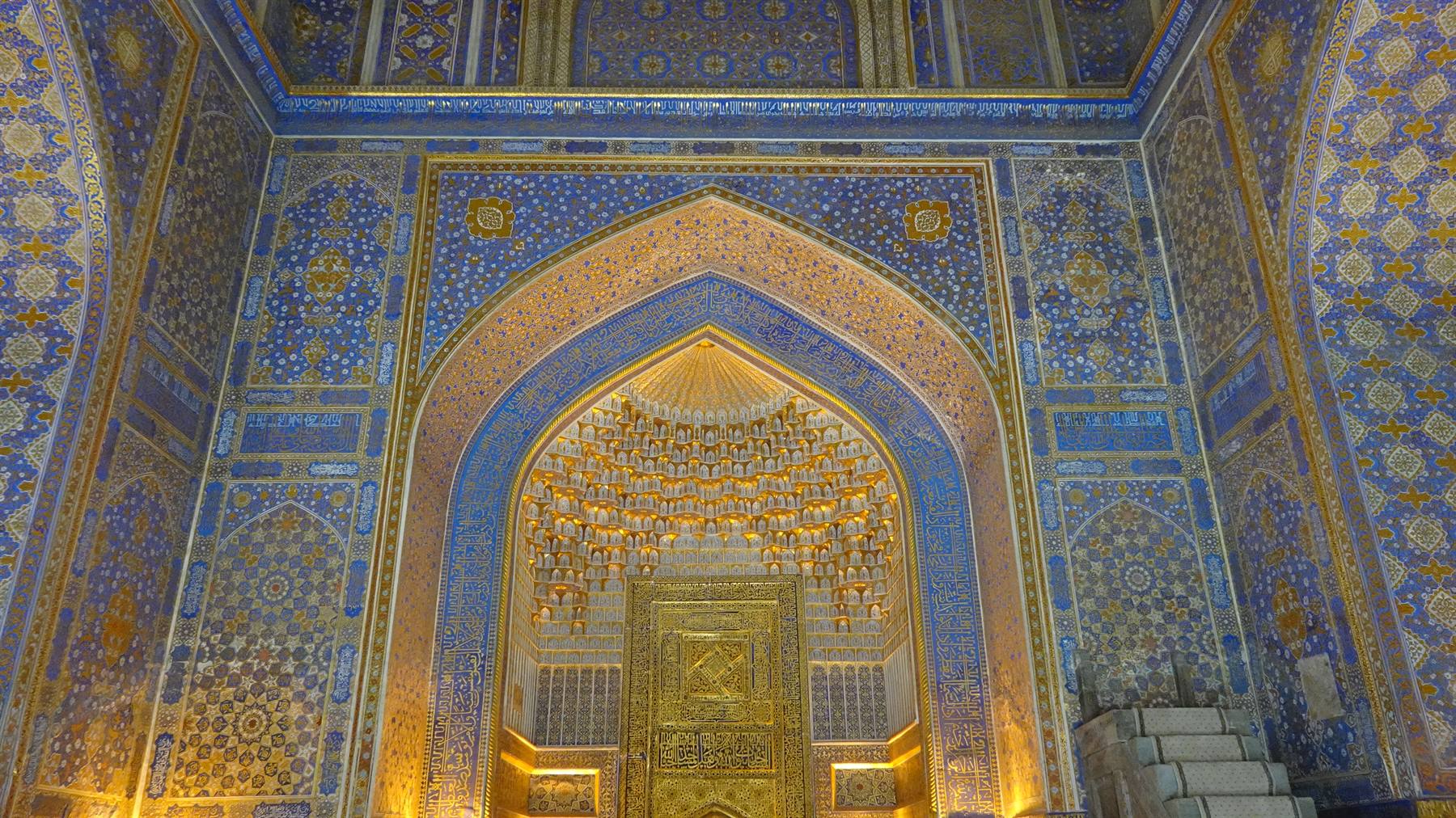 Nicchia dorata e maioliche blu nella moschea Tilla-Kari, a Samarcanda