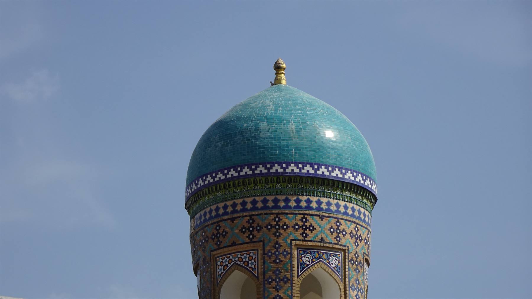 Cupola turchese decorata di maiolica su cielo azzurro, Samarcanda
