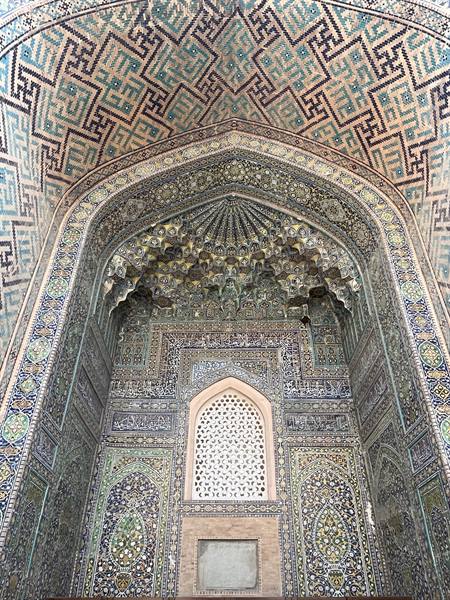 Nicchia intarsiata di maioliche blu e verdi in una madrasa di Samarcanda