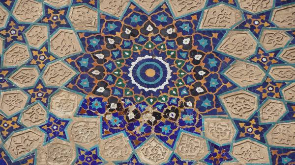 Mosaico geometrico maiolicato azzurro e cobalto su una madrasa di Samarcanda