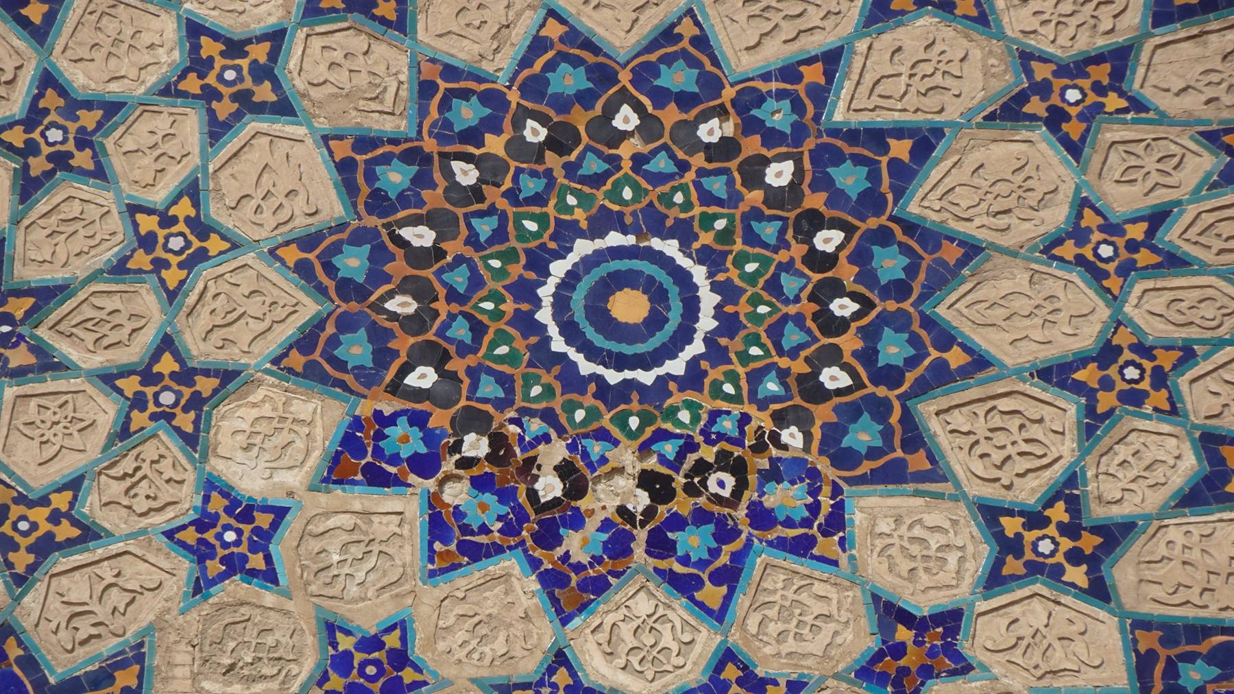 Mosaico geometrico maiolicato azzurro e cobalto su una madrasa di Samarcanda