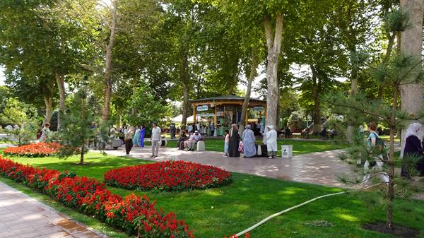 Passeggiando tra aiuole di fiori rossi e platani di Samarcanda