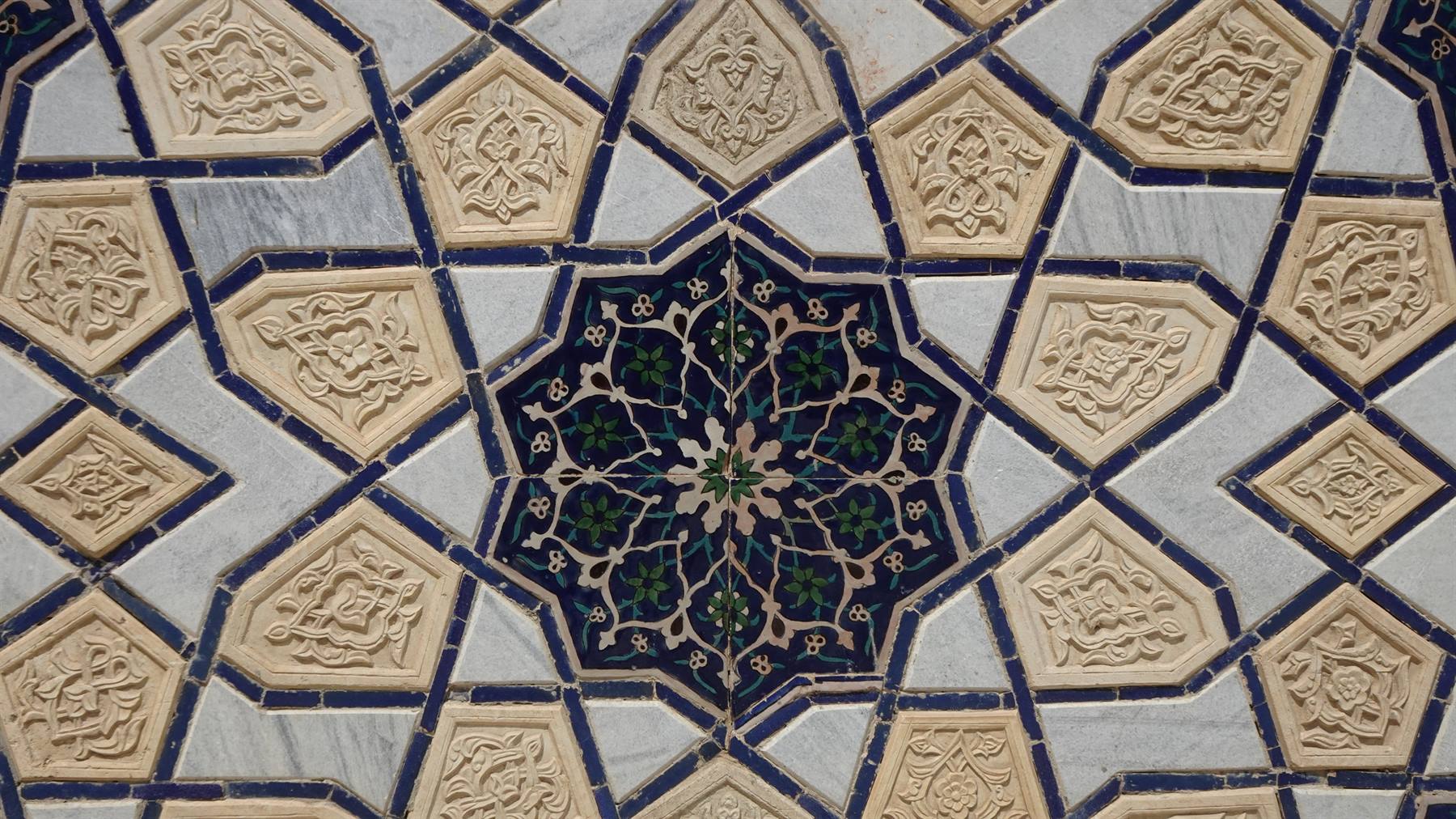 Mosaico a stella a Samarcanda: maioliche blu intrecciate a pannelli intagliati beige