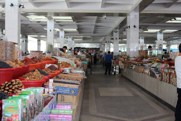 Mercato coperto di Tashkent: secchi rossi di frutta secca tra i banchi