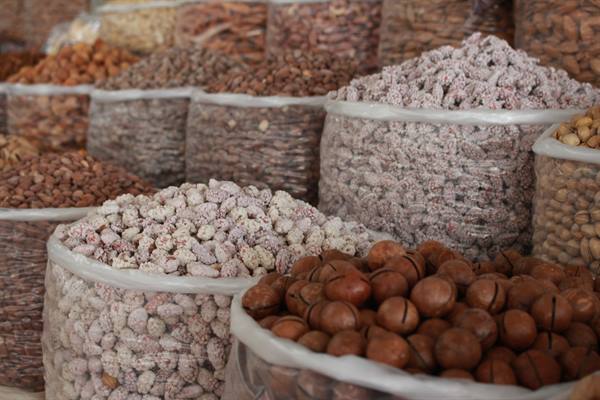 Sacchi di noci e mandorne al bazar di Samarcanda