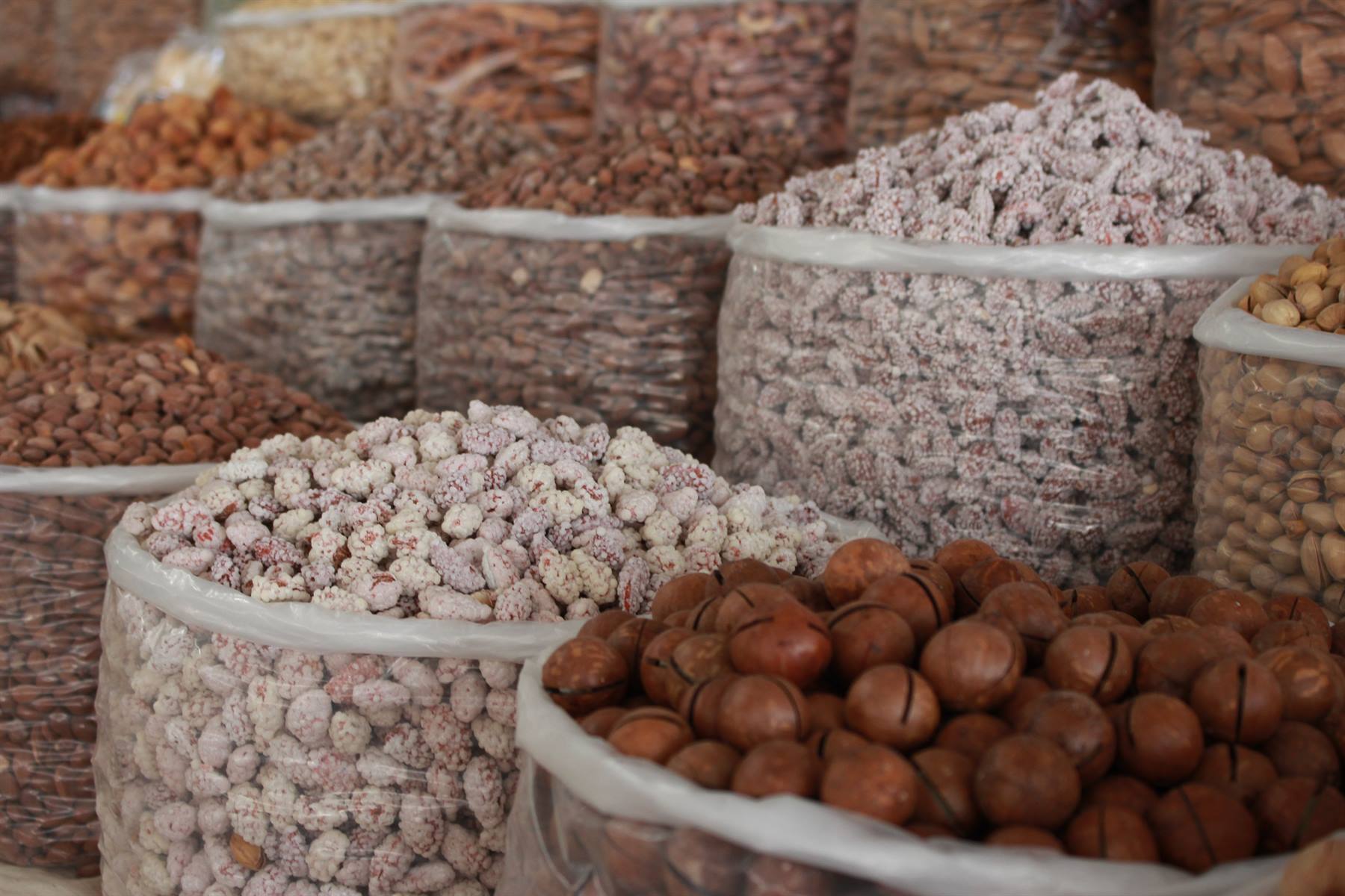 Sacchi di noci e mandorne al bazar di Samarcanda
