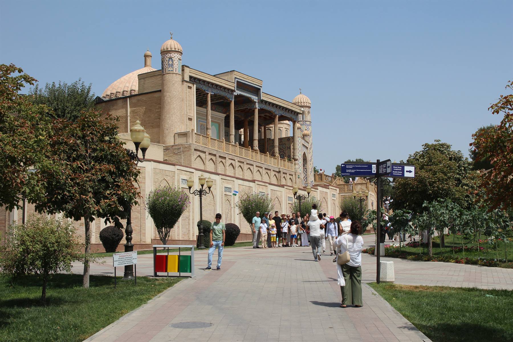 Turisti lungo il viale alberato del palazzo Sitorai Mokhi-Khosa, Bukhara