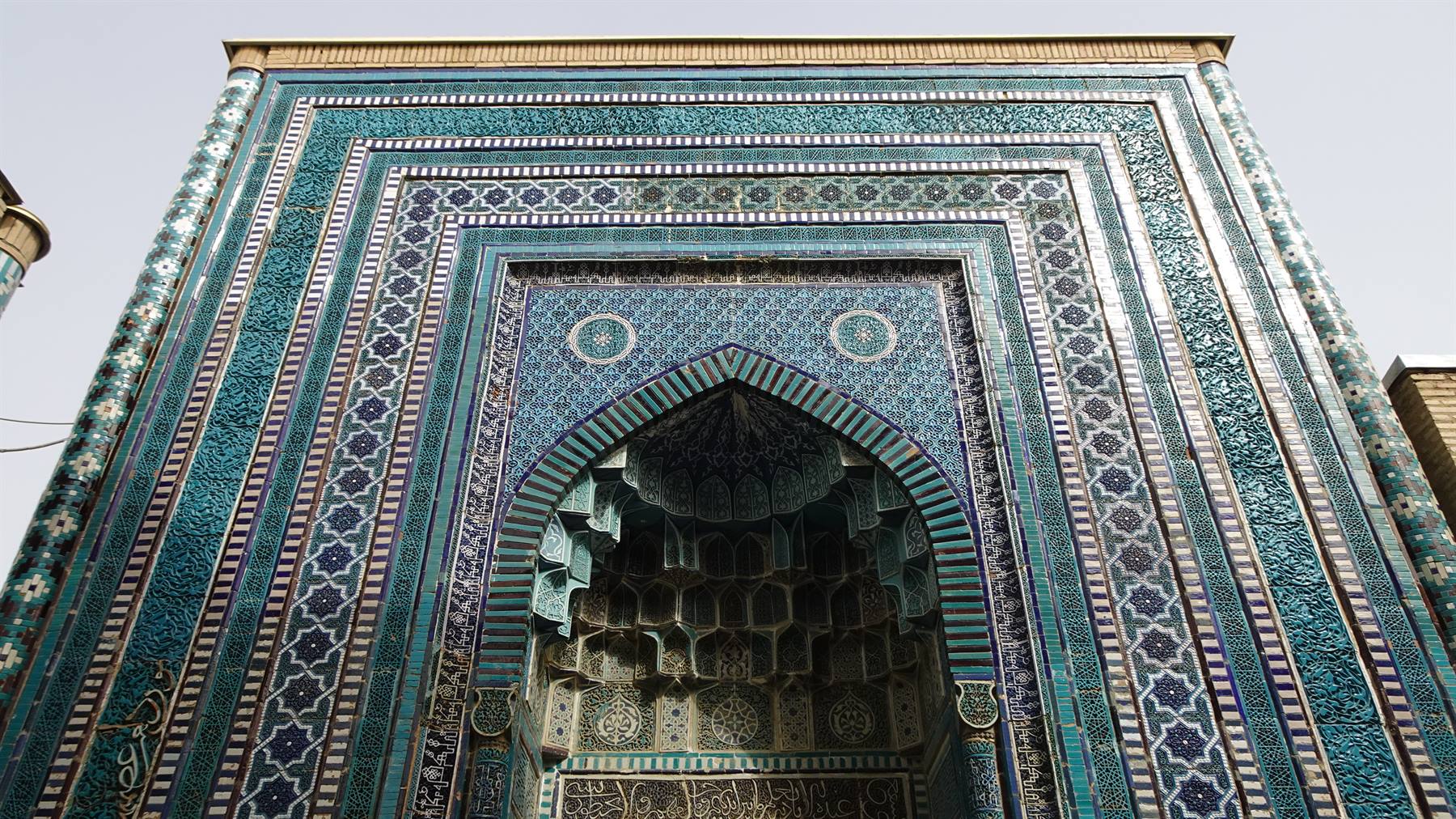 Portale in maiolica turchese a Samarcanda, luce di mezzogiorno