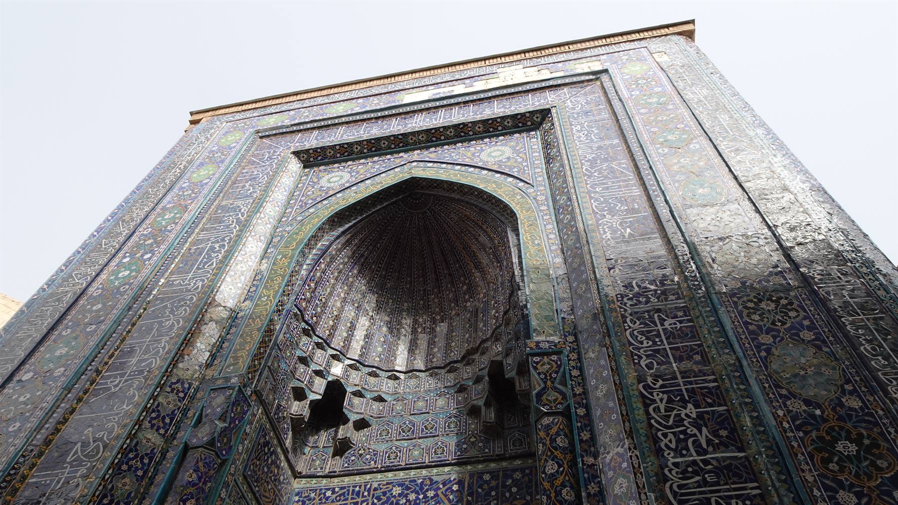 Portale in maiolica blu e oro di una madrasa di Samarcanda