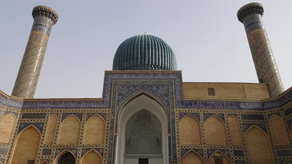 Madrasa a Samarcanda, cupola verde e minareti decorati di maioliche