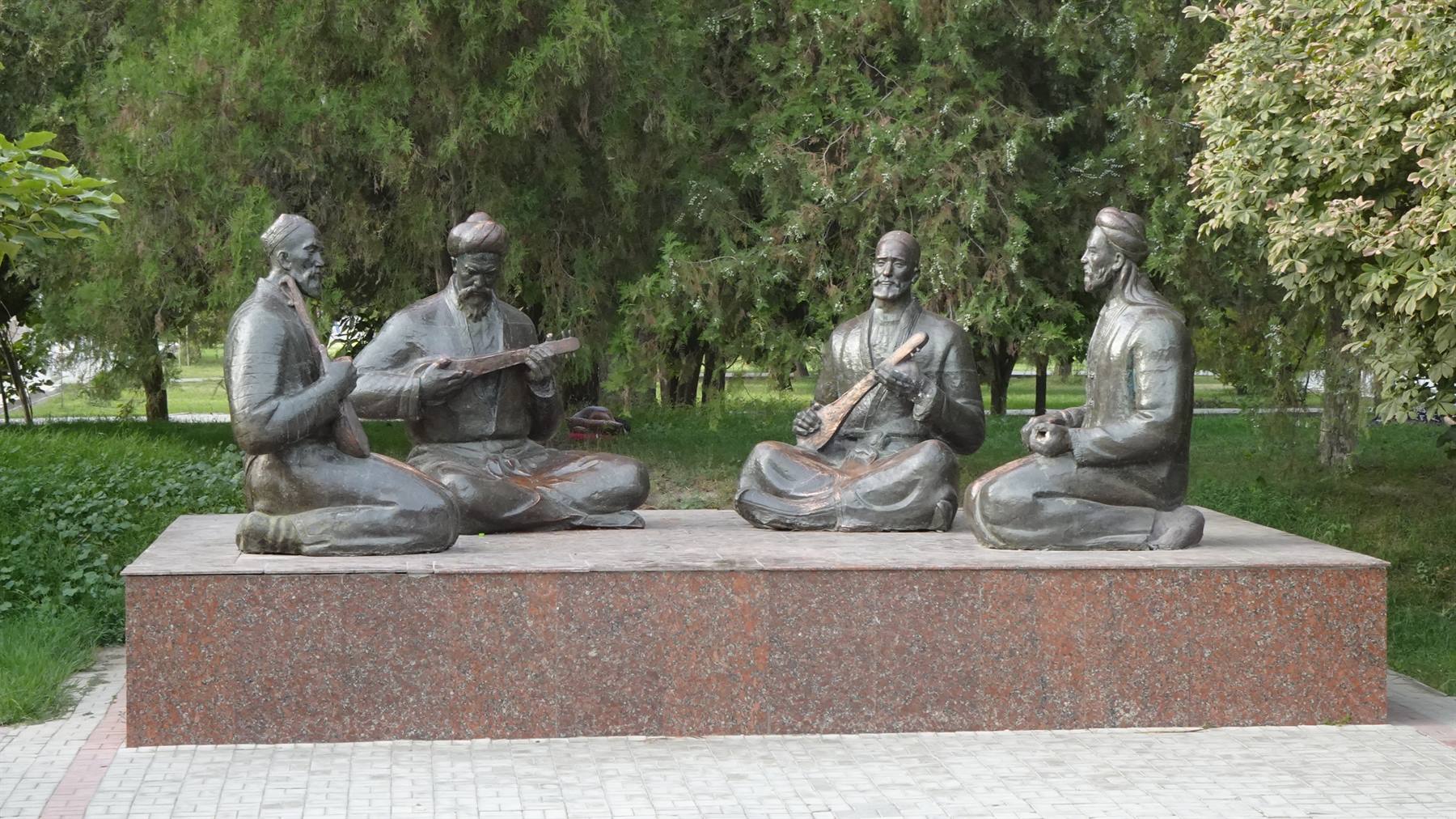 Statua in bronzo di quattro musicisti seduti in un parco di Tashkent