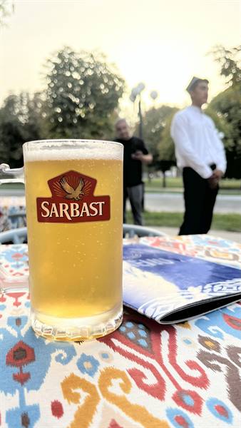 Boccale di birra Sarbast sul tovagliolo ikat, Tashkent