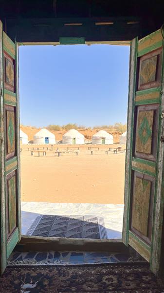 Porta in legno verde dipinta apre sulle iurte bianche del deserto