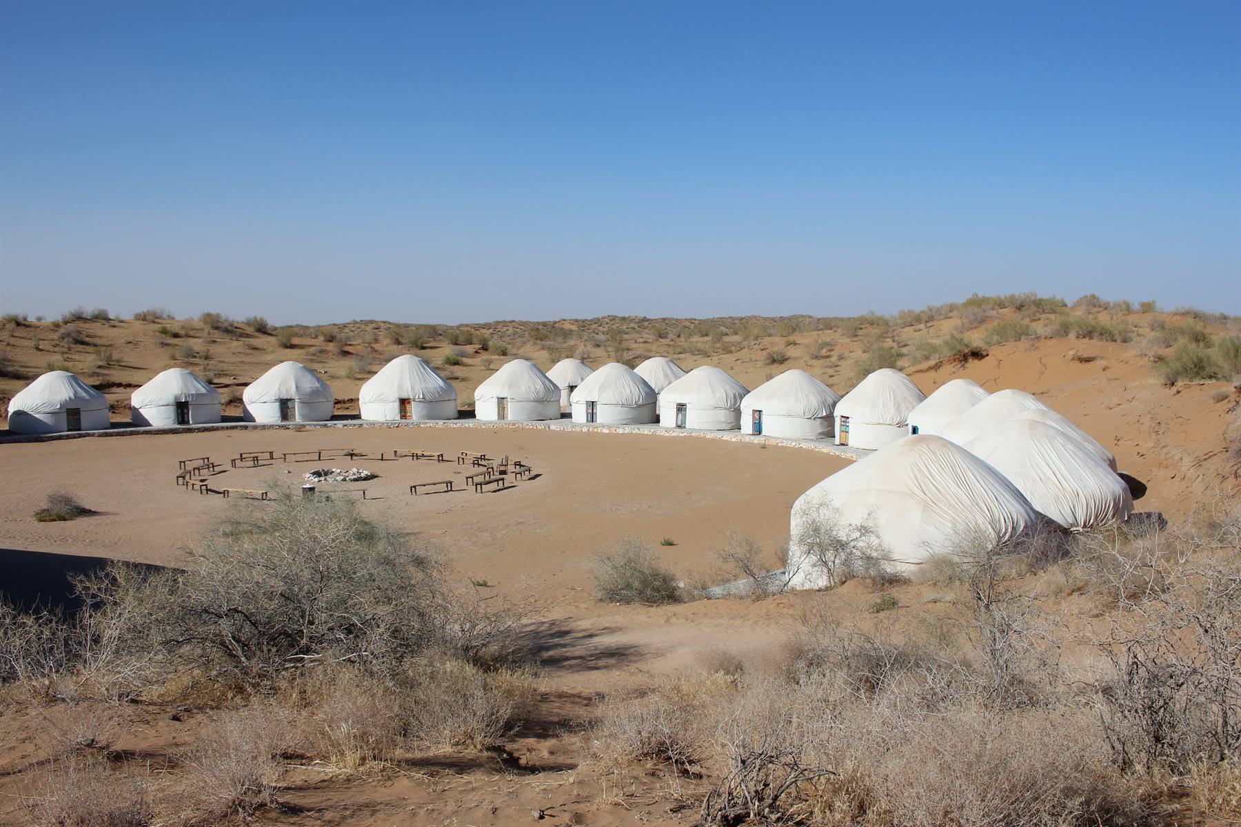 Campo di iurte bianche nel deserto del Kizilkum, aria tersa