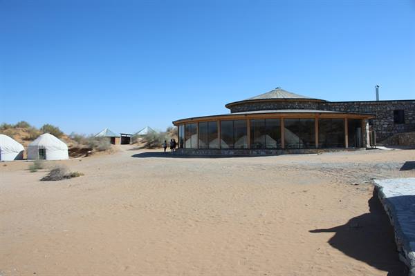 Campeggio con iourte tra le dune sabbiose, Aydar Lake