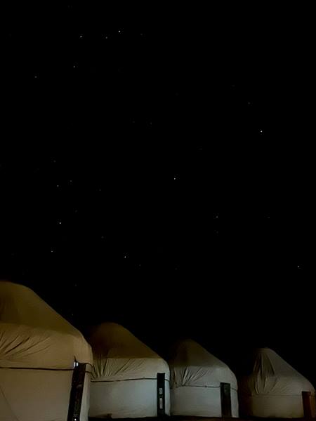 Iurte illuminate sotto un cielo stellato, Aydar Lake