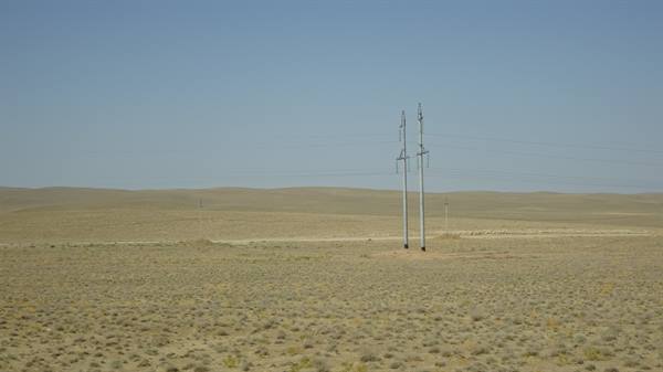 Palo della luce solitario nella steppa arida del deserto Kizilkum