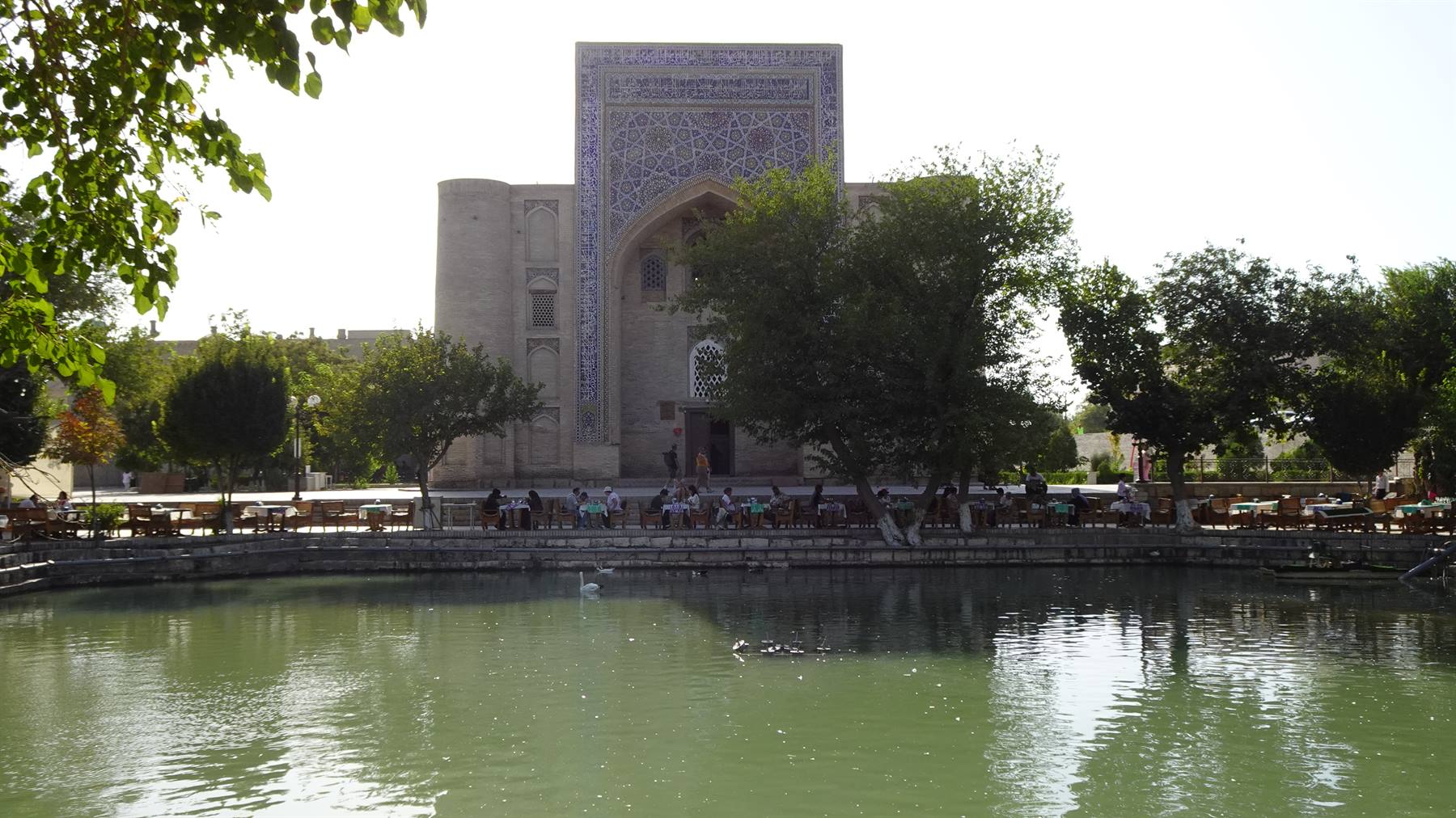 Bukhara, madrasa in mattoni e maioliche blu riflessa nello stagno Lyab-i Hauz