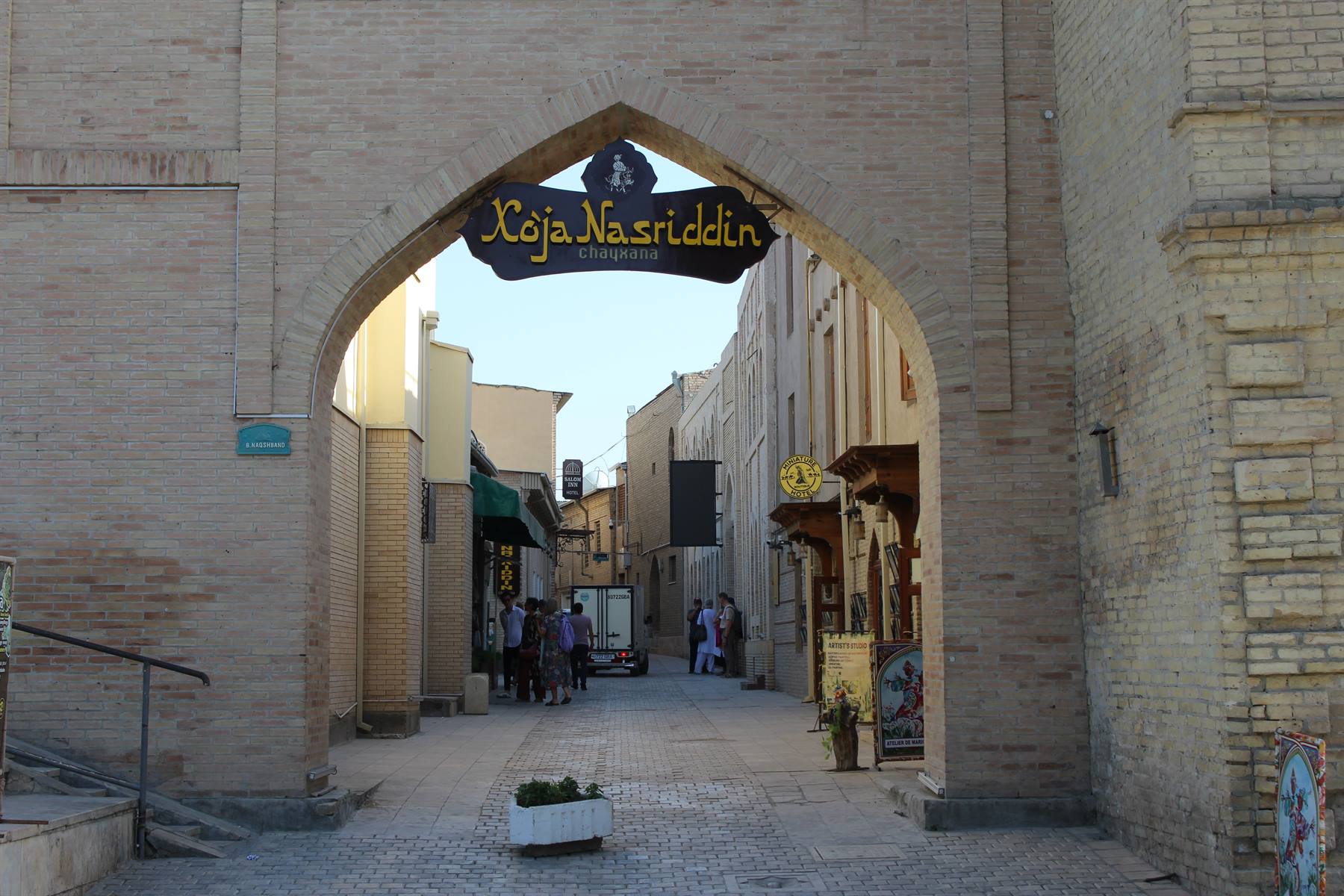 Arco in mattoni con insegna Khoja Nasriddin sulla via di Bukhara