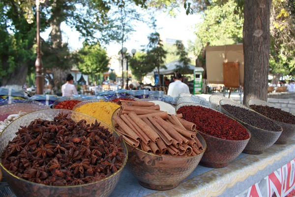 Ciotole di spezie sotto un albero al bazar di Bukhara