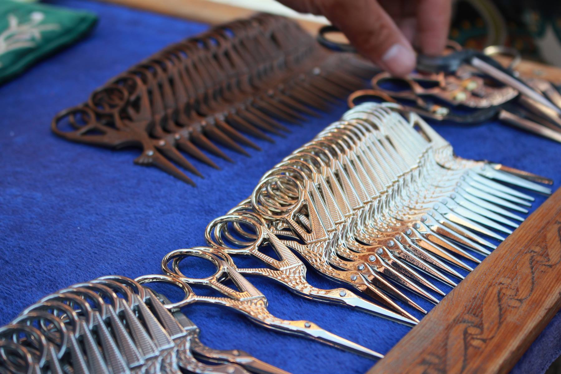 Forbici artigianali in ottone e acciaio in fila al bazar di Bukhara