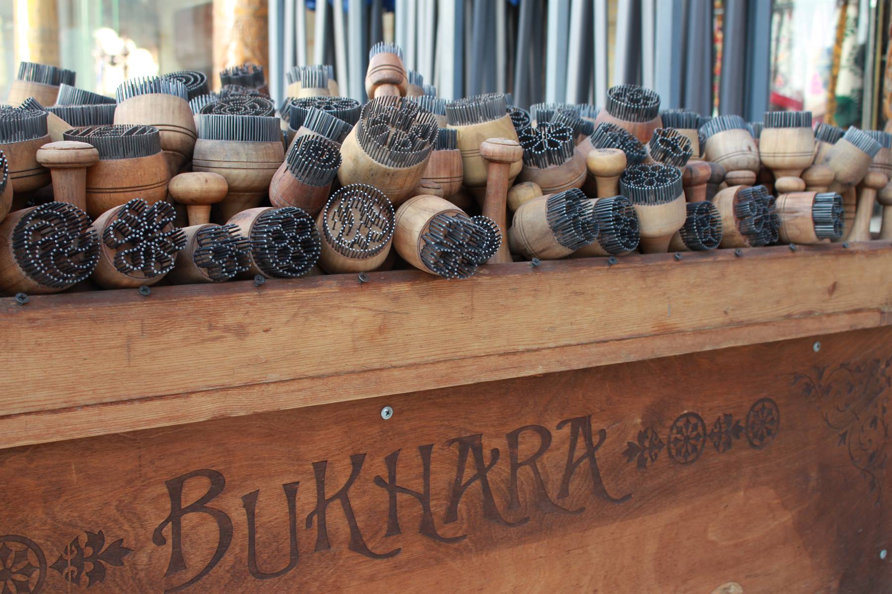 Timbri in legno e metallo sul banco, iscrizione Bukhara