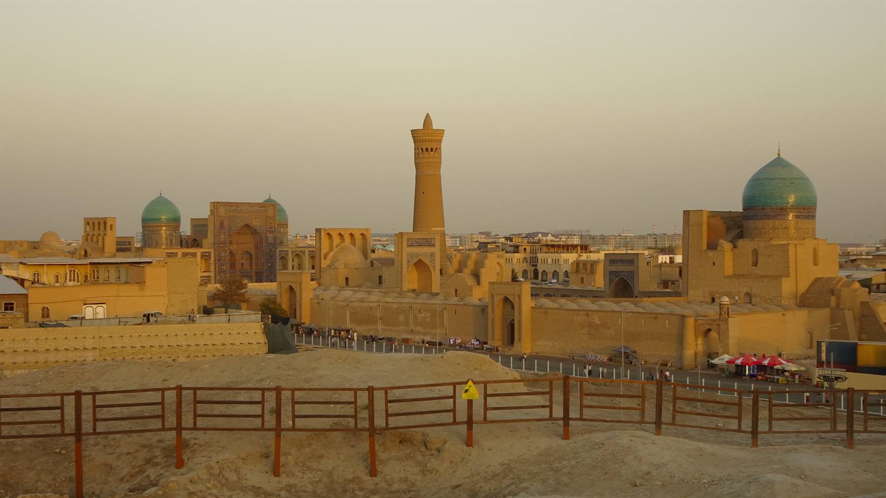 Bukhara: il minareto Kalyan e le cupole turchesi nella luce dorata