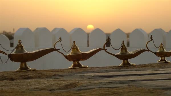 Lampade di ottone allineate sulle mura di Khiva al sorgere del sole
