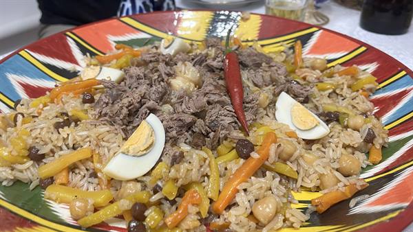 Plov con uova e peperoncino nel piatto decorato tipico di Samarcanda