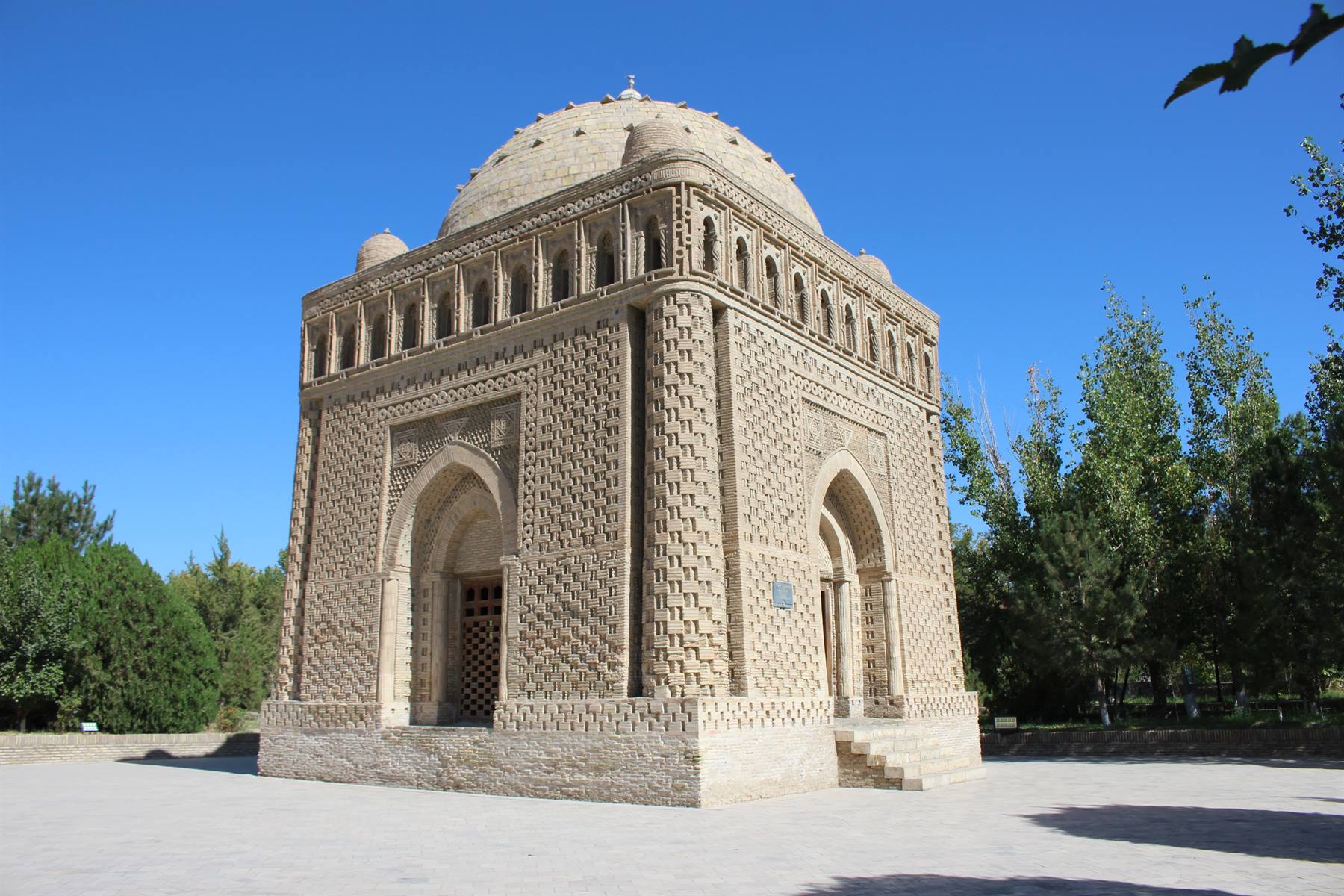 Il mausoleo dei Samanidi a Bukhara, mattoni intrecciati sotto il sole