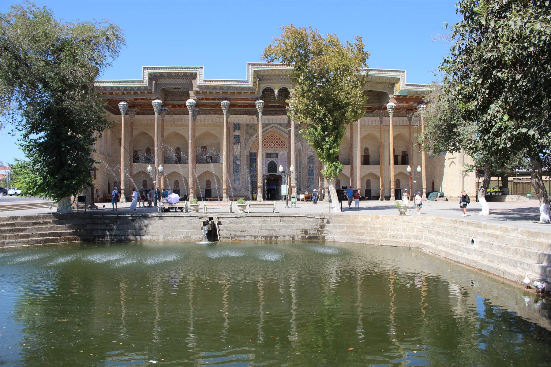 Bukhara: la madrasa si riflette nello stagno sotto il sole