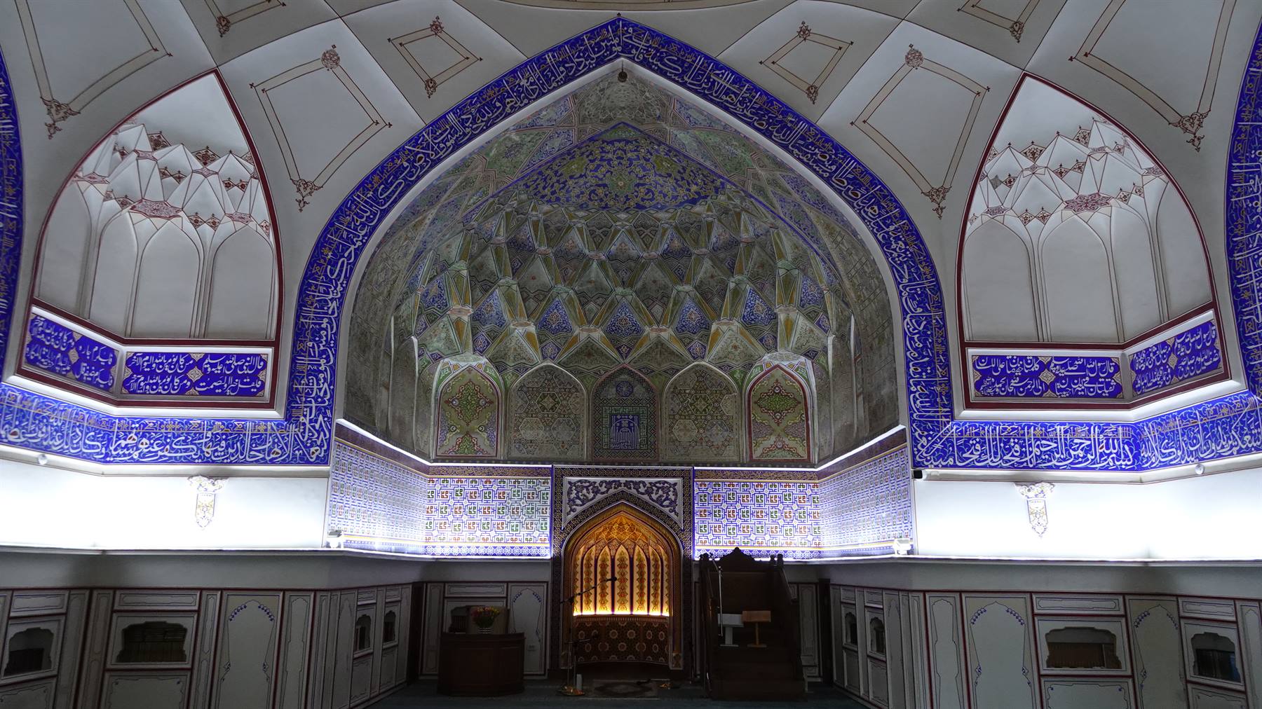 Interni in maiolica blu e oro della moschea, Samarcanda