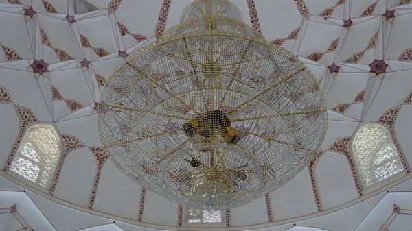 Lampadario di cristallo sotto la cupola bianca decorata di Samarcanda