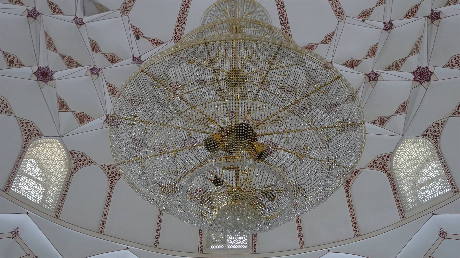 Lampadario di cristallo sotto la cupola bianca decorata di Samarcanda