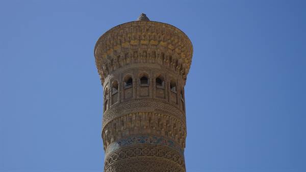 Il minareto Kalyan a Bukhara, mattoni intarsiati contro il cielo azzurro