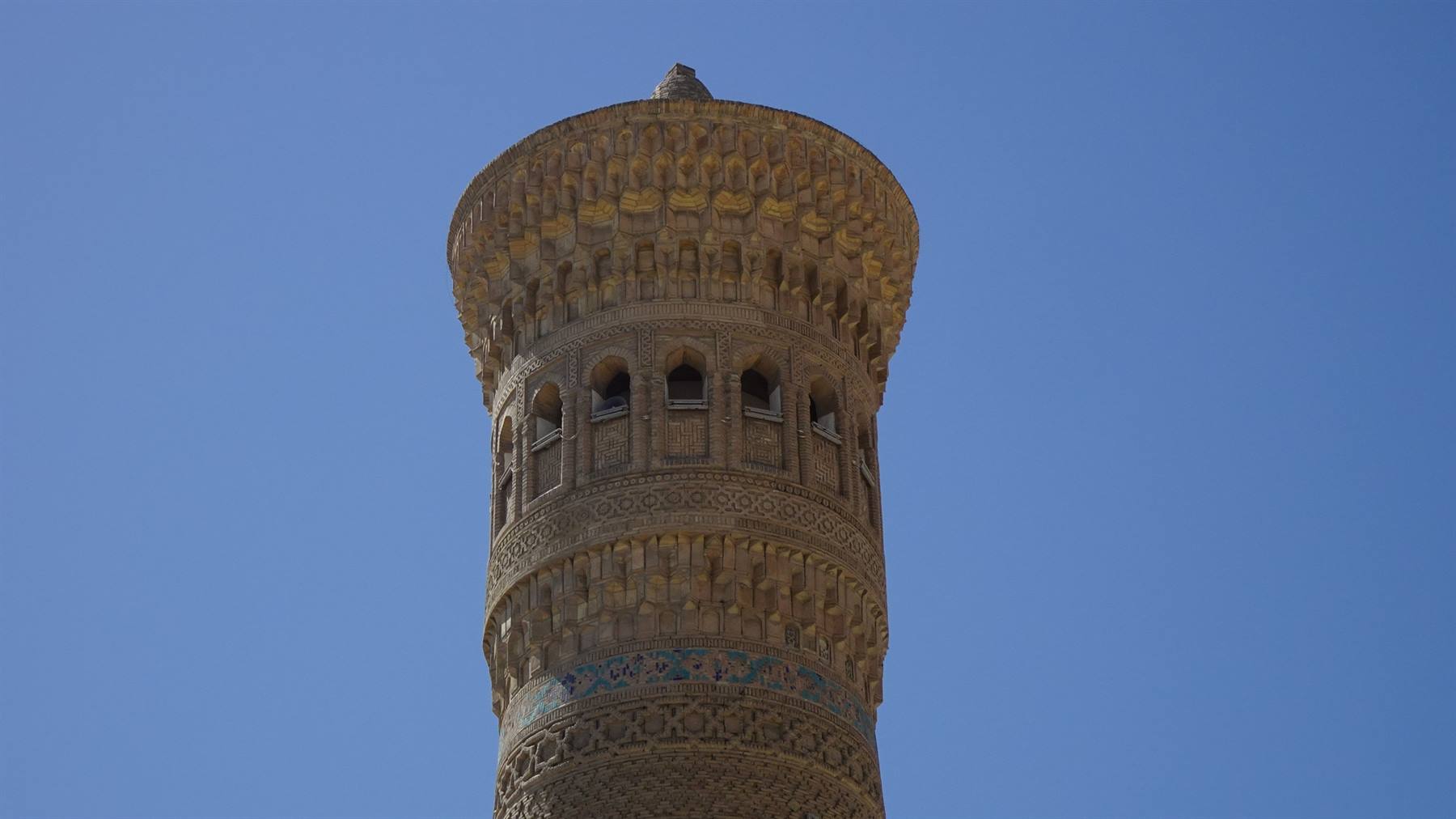Il minareto Kalyan a Bukhara, mattoni intarsiati contro il cielo azzurro