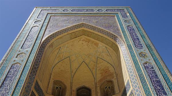 Portale in maiolica blu sotto il cielo terso, Samarcanda