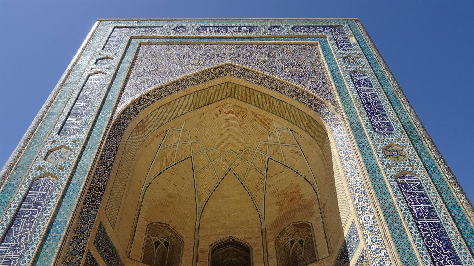 Portale in maiolica blu sotto il cielo terso, Samarcanda