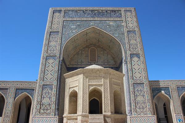 Bukhara: portale in mosaici blu e padiglione ottagonale in mattoni