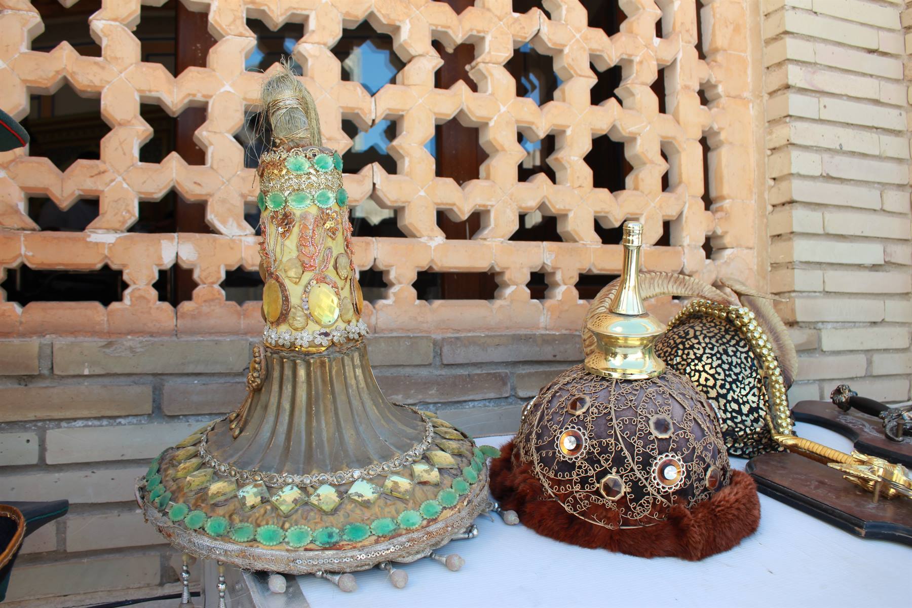 Cappelli tradizionali ricamati e decorati in vendita a Samarcanda