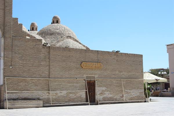 Cupole in mattoni di un antico bazar coperto a Bukhara, luce del mattino